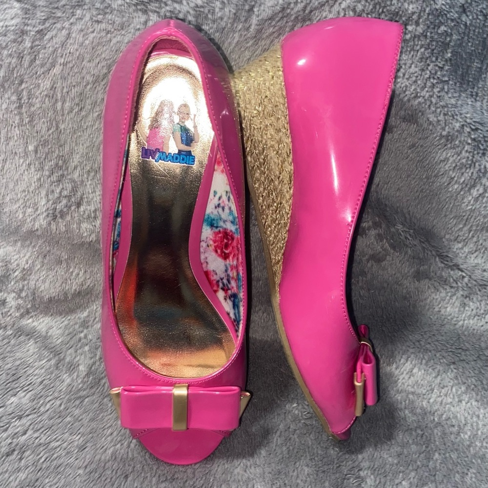 Disney Liv&Maddie pink open-toe shoe w/ bow & tiny wedge heel. Size 1 1/2.